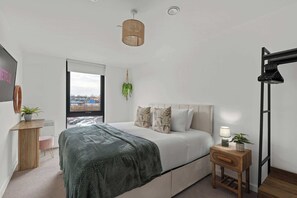 Una scrivania, ferro/asse da stiro, culla da viaggio, Wi-Fi