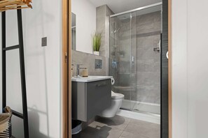 Dusche, Haartrockner, Handtücher, Shampoo