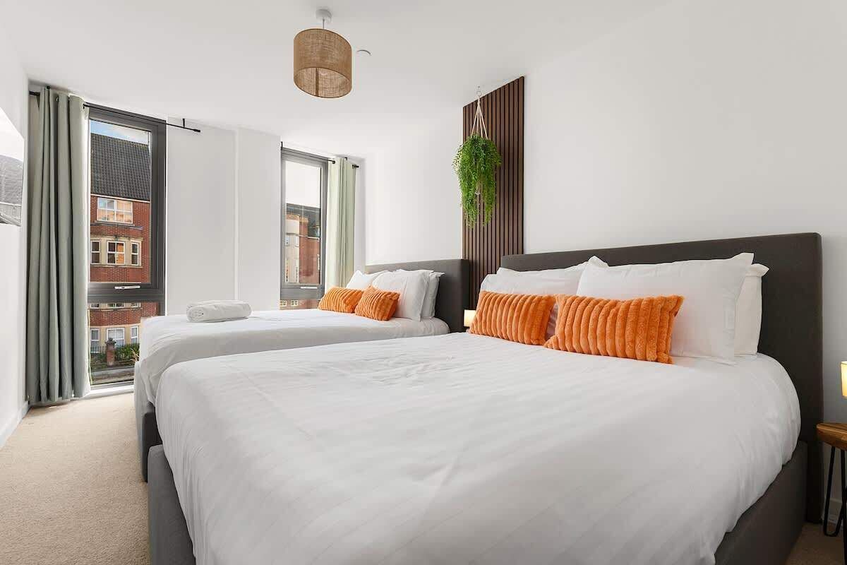 1 quarto, escrivaninha, ferros/tábuas de passar roupa, berço de viagem