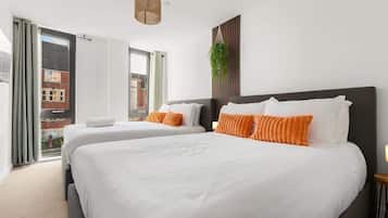 1 quarto, escrivaninha, ferros/tábuas de passar roupa, berço de viagem