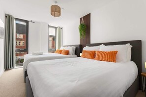 1 camera, una scrivania, ferro/asse da stiro, culla da viaggio