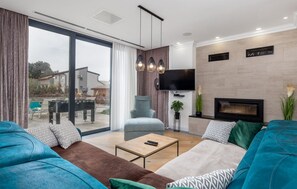 Biệt thự tiện nghi đơn giản, 4 phòng ngủ, hồ bơi riêng, quang cảnh vườn | Khu phòng khách | TV 45-inch có truyền hình vệ tinh