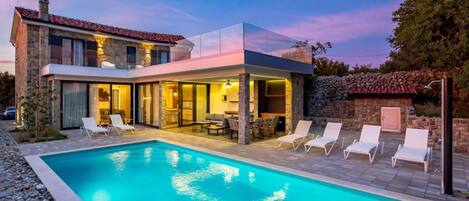 Villa Confort, 4 habitaciones, alberca privada, vista al jardín | Alberca | Alberca al aire libre por temporada y camastros