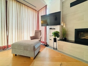 Biệt thự tiện nghi đơn giản, 4 phòng ngủ, hồ bơi riêng, quang cảnh vườn | Khu phòng khách | TV 45-inch có truyền hình vệ tinh