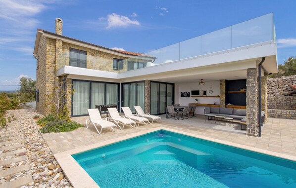 Biệt thự tiện nghi đơn giản, 4 phòng ngủ, hồ bơi riêng, quang cảnh vườn | Hồ bơi | Hồ bơi ngoài trời phục vụ theo mùa, ghế dài tắm nắng