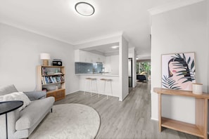 TV - Stylish Townhouse in Ascot with Modern Interiors (Ascot)