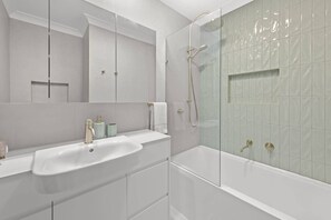 Shower, hair dryer, towels, shampoo - Quaint Townhouse in Bustling Locale (Ascot)