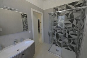 Hair dryer, towels, soap, shampoo - La Bella Vita Guest House (Baia Verde)