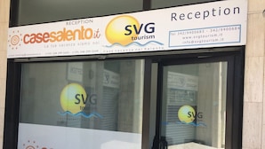 Een receptiegedeelte met een bordje voor 'casesalento.it' en 'SVG tourism'.