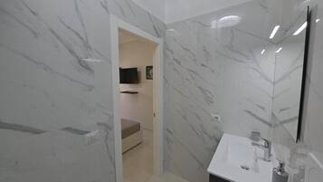 Secador de pelo, toallas, jabón, shampoo