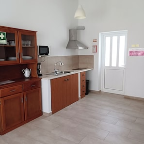 Cooktop, talheres/pratos/utensílios de cozinha