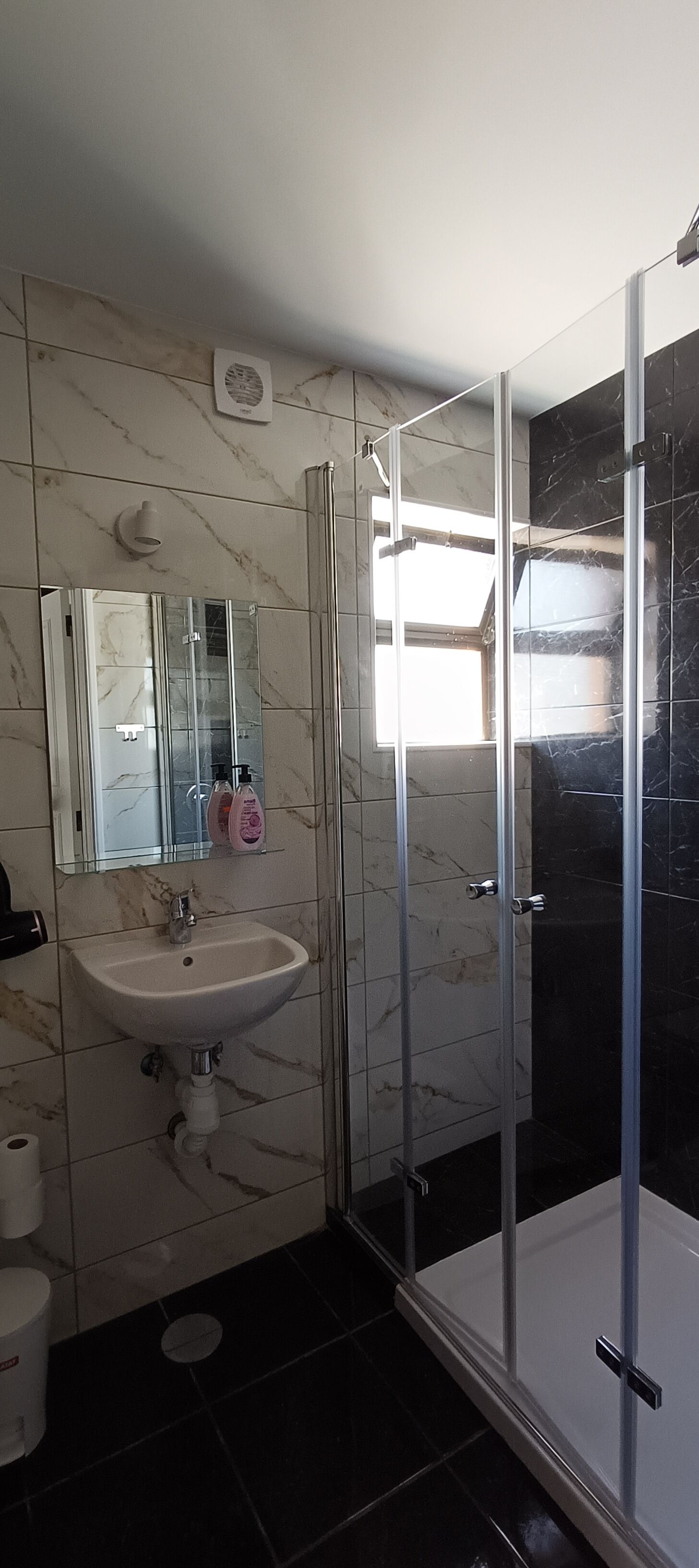 Regadera, secadora de cabello, toallas, papel de baño 