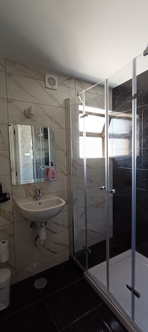 Douche, séchoir à cheveux, serviettes fournies, papier de toilette