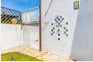 Property grounds - Villa Sulas - La Caletta (La Caletta)