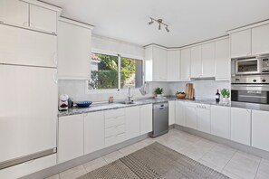 Microwave, oven, stovetop, dishwasher - Elegant Private Villa with Pool & Scenic View (Mijas)