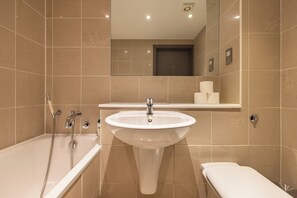 Baignoire et douche séparées, articles de toilette gratuits