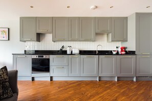Classic Apartment, Garden View | Private kitchen