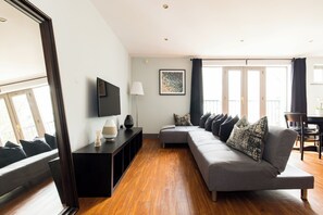 Classic Apartment, Garden View | Living area