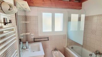 Een bidet, handdoeken