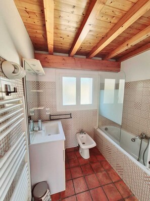 Bidet, serviettes fournies
