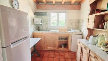 Réfrigérateur, micro-ondes, plaque de cuisson, lave-vaisselle