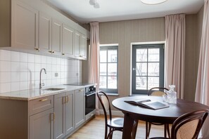 Căn hộ Deluxe | Khu vực ăn uống tại phòng