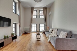 Deluxe-Apartment | Wohnbereich | 42-Zoll-Smart-TV mit Kabelempfang