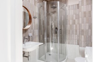 Deluxe appartement | Badkamer | Een haardroger, handdoeken, zeep, shampoo