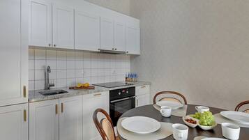 Deluxe Apartment | Private kitchen | Fridge, oven, stovetop, dishwasher