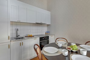 Apartamento Deluxe | Cocina privada | Frigorífico, horno, placa de cocina y lavavajillas
