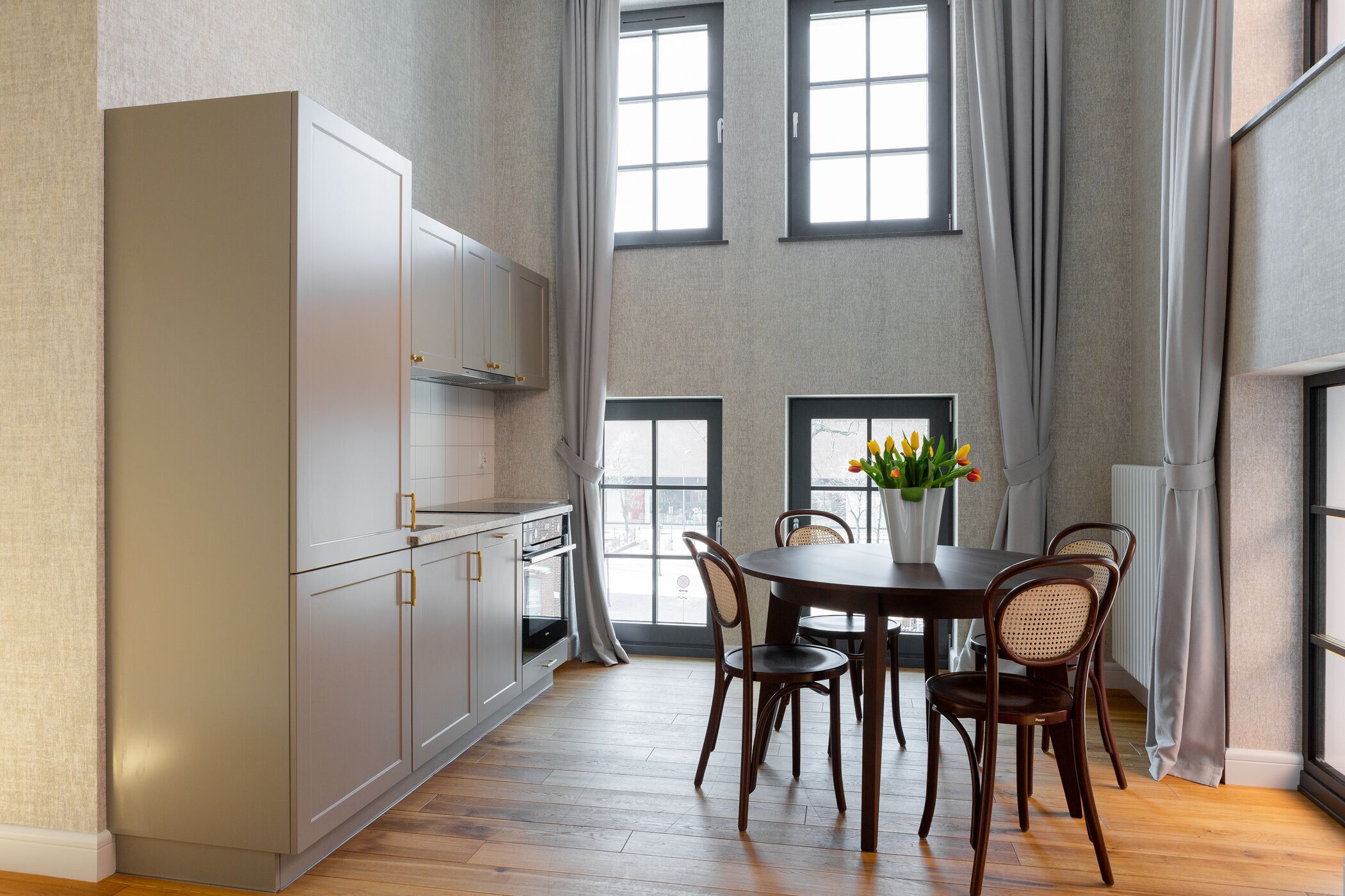 Apartamento Deluxe | Cocina privada | Frigorífico, horno, placa de cocina y lavavajillas