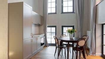 Apartamento Deluxe | Cocina privada | Frigorífico, horno, placa de cocina y lavavajillas