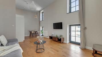 Leilighet – deluxe | Oppholdsområde | En 42-tommers smart-TV med kabel-kanaler