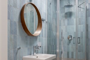 Deluxe-Apartment | Badezimmer | Haartrockner, Handtücher, Seife, Shampoo