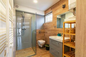 Chalé superior, vista para o pátio | Banheiro | Chuveiro, secador de cabelo, toalhas de banho, sabonete