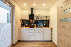 Superior Chalet, Courtyard View | Private kitchen | Full-size fridge, stovetop, dishwasher, cookware/dishes/utensils - Komfortowy Domek w Baltic Natur Park  (Niechorze)