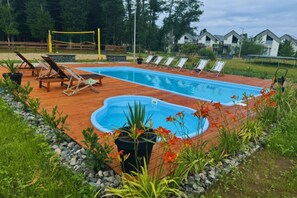Piscine extérieure (ouverte en saison), parasols de plage