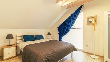 Chalet superior, vistas al patio | Cortinas opacas y wifi gratis