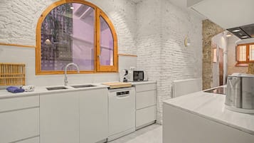 Een koffiezetapparaat/waterkoker, een koelkast, een magnetron, een oven