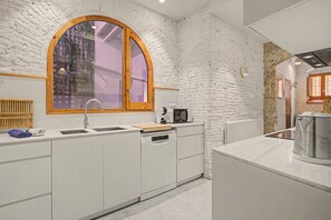 Wasserkocher mit Kaffee-/Teezubehör, Kühlschrank, Mikrowelle, Ofen