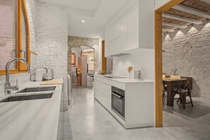 Coffee/tea maker, fridge, microwave, oven - Elegant House with Character in Vilanova i la Geltrú (Vilanova i la Geltrú)