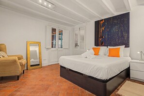 4 bedrooms, iron/ironing board, WiFi, bed sheets - Elegant House with Character in Vilanova i la Geltrú (Vilanova i la Geltrú)