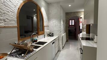 Frigorífico, microondas, horno y placa de cocina