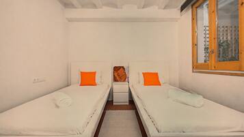 4 bedrooms, iron/ironing board, WiFi, bed sheets