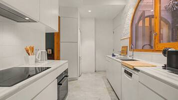 Coffee/tea maker, fridge, microwave, oven