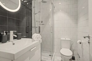 Shower, hair dryer, towels - Elegant House with Character in Vilanova i la Geltrú (Vilanova i la Geltrú)