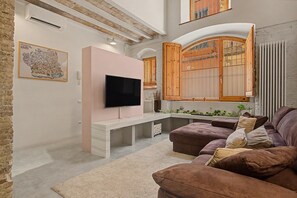 TV - Elegant House with Character in Vilanova i la Geltrú (Vilanova i la Geltrú)