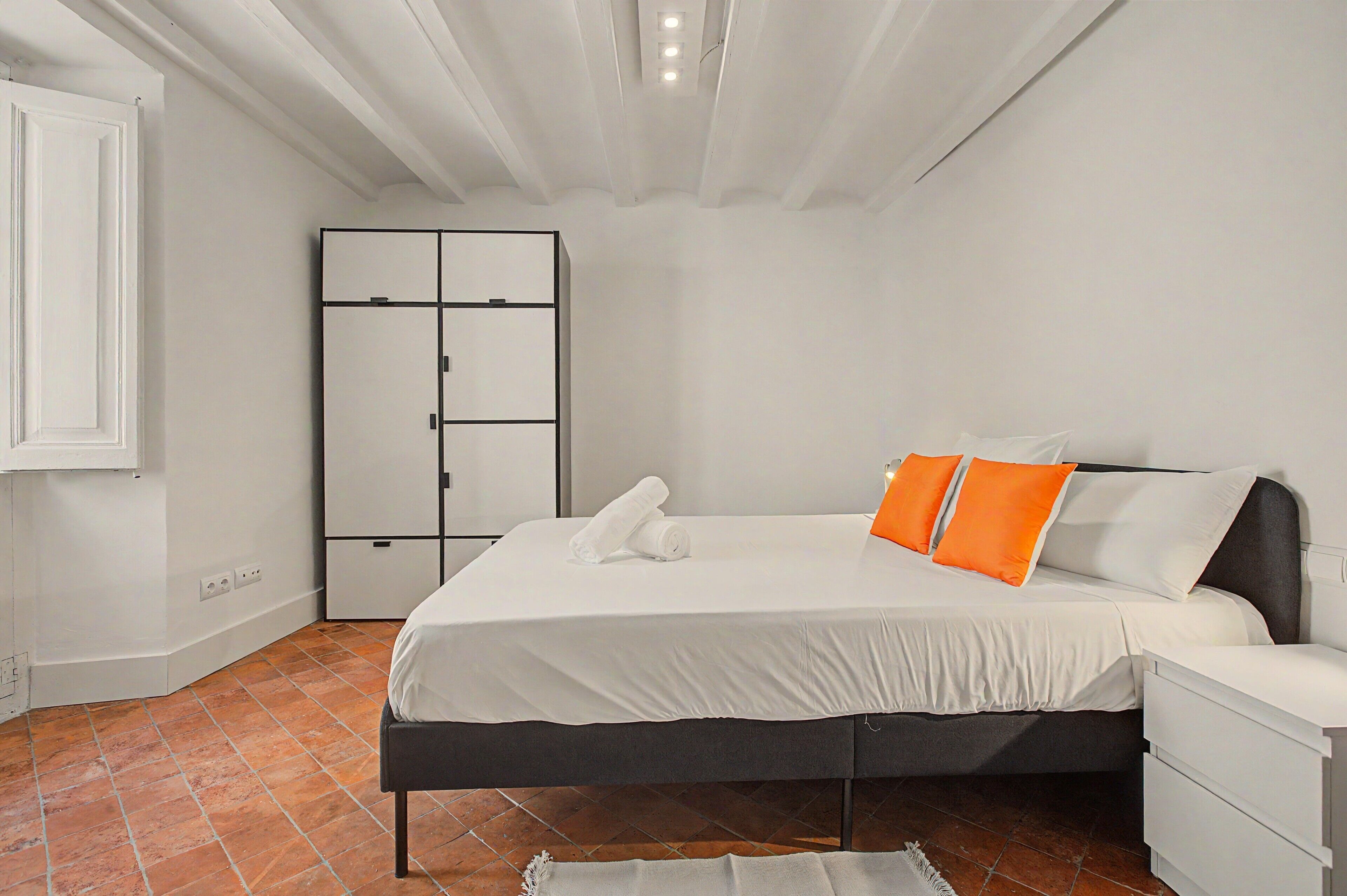 4 slaapkamers, een strijkplank/strijkijzer, wifi, beddengoed