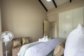 1 bedroom, iron/ironing board, WiFi, bed sheets - Tranquil 1-bedroom apartment in beautiful Knysna perfect for relaxing (Knysna)