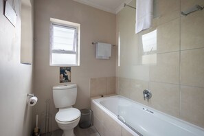 Hair dryer, towels, soap, toilet paper - Tranquil 1-bedroom apartment in beautiful Knysna perfect for relaxing (Knysna)